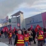 Le vendredi 8 novembre 2024, près de 150 manifestants aux couleurs de la CGT ont envahi l'Intermarché de Solliès-Pont pour dénoncer un management toxique.