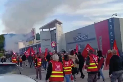 Le vendredi 8 novembre 2024, près de 150 manifestants aux couleurs de la CGT ont envahi l'Intermarché de Solliès-Pont pour dénoncer un management toxique.