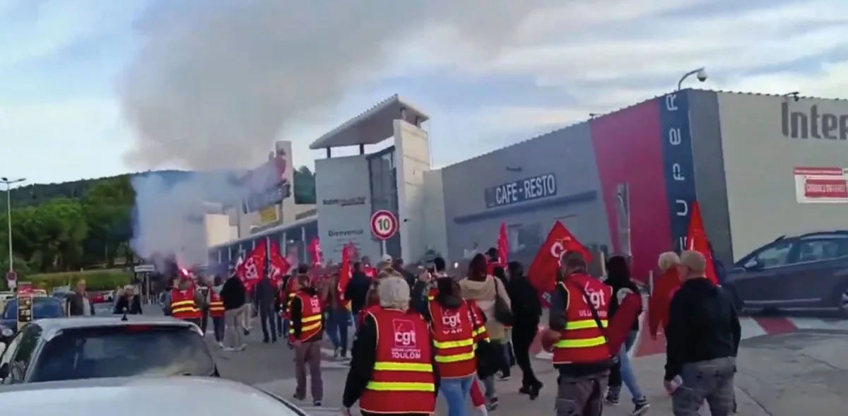 Le vendredi 8 novembre 2024, près de 150 manifestants aux couleurs de la CGT ont envahi l'Intermarché de Solliès-Pont pour dénoncer un management toxique.