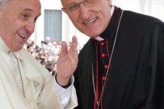 L'évêque de Toulon Prié de Démissionner par le Pape François